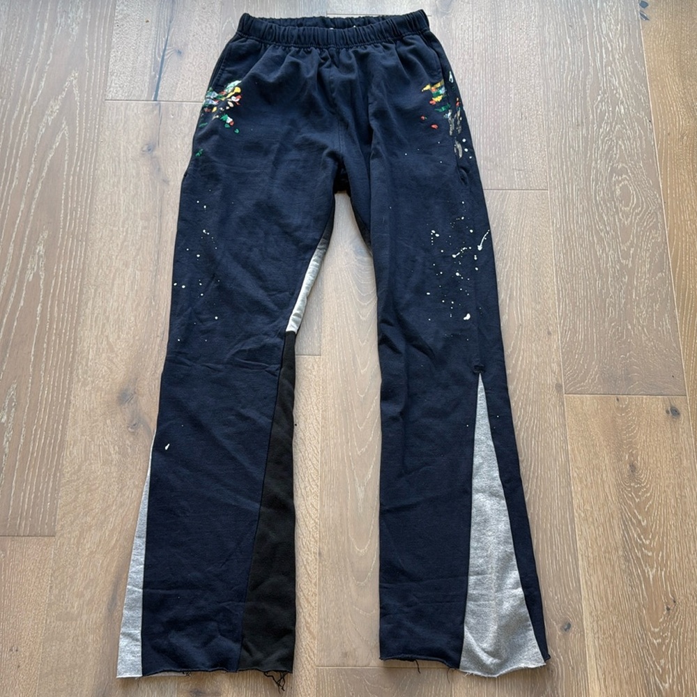 MNML swears size M. good condition.